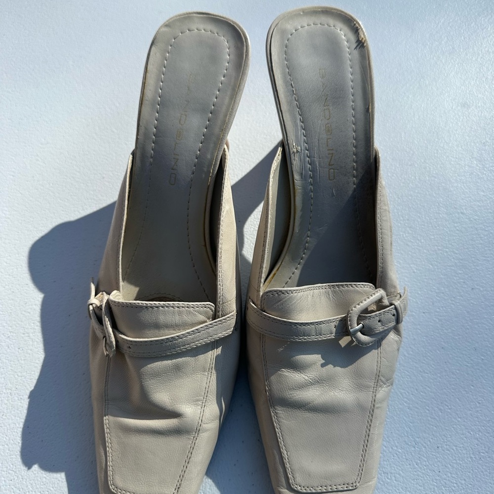 Bandolino Light Gray Leather Mules with Buckle